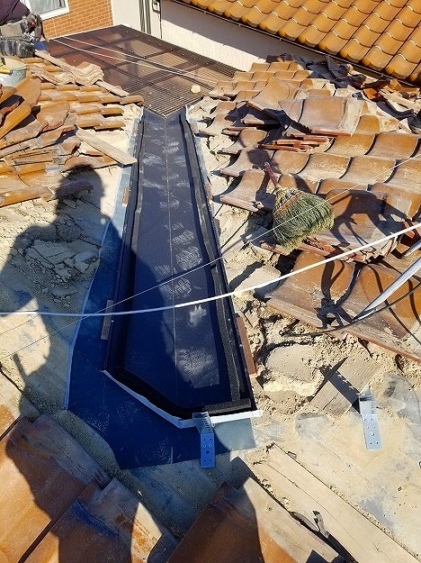 加西市　屋根補修工事　既存谷板金の撤去