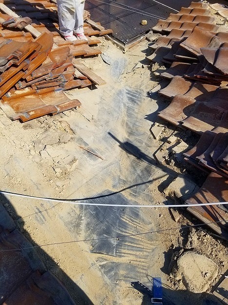 加西市　屋根補修工事　瓦の撤去作業