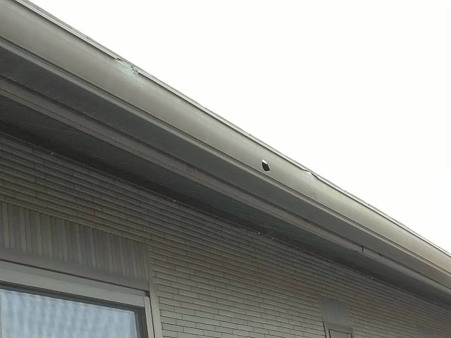 加古川市　軒樋に開いた穴