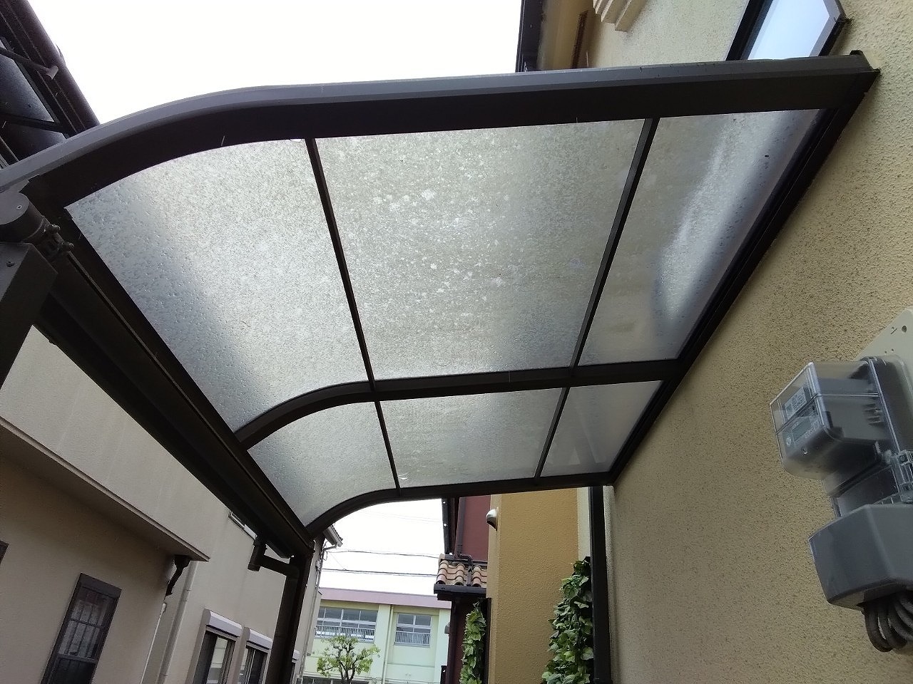 加古川市　雹災害でサイクルポート　ひび割れ