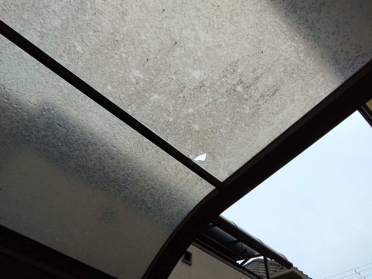 加古川市　雹でサイクルポート　穴開き