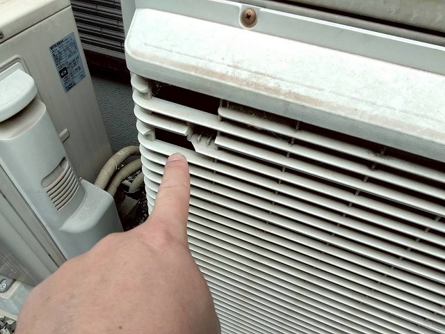 加古川市　室外機ガードの割れ