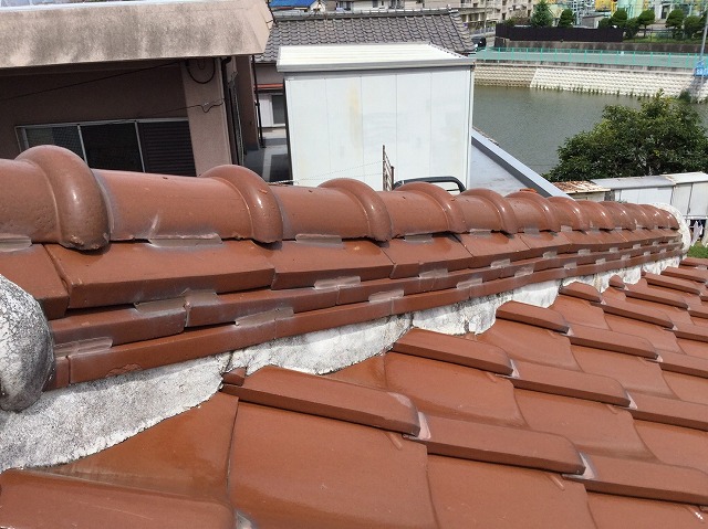 のし瓦下の白い施工痕と劣化のサイン