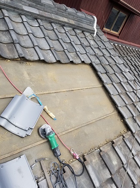 部分的に瓦をめくって下地を露出