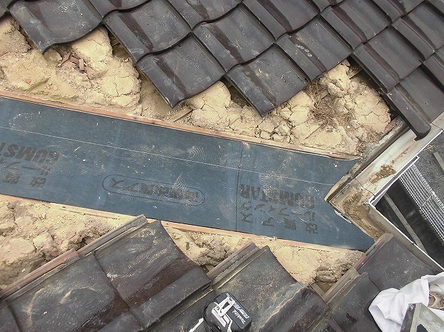 既存瓦の取り外しと葺き土の整理