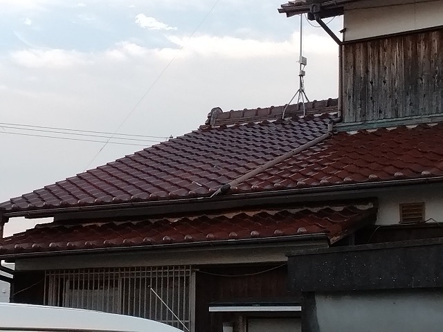 加古川市　下から見た下屋根の樋、桟瓦のチェック
