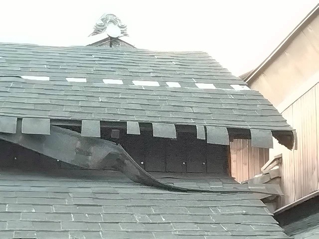 加古川市　右袖の屋根材の大きな浮き