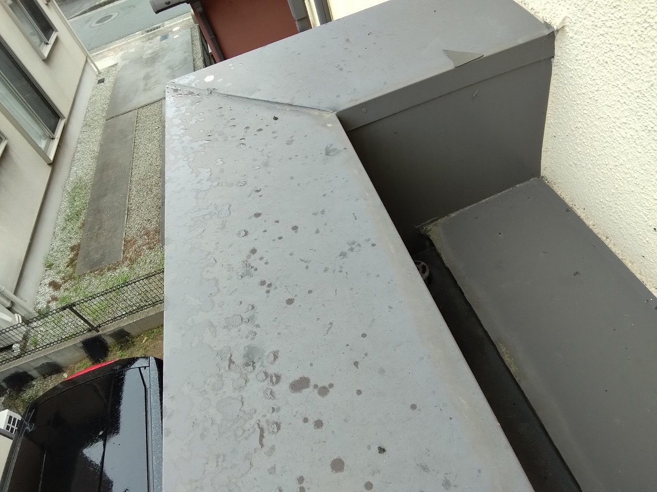 加古川市　パラペット部　笠木板金ヘコミ