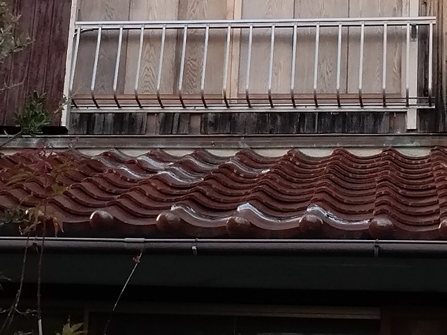 加古川市　下屋根、窓鉄格子下焼き板めくれ