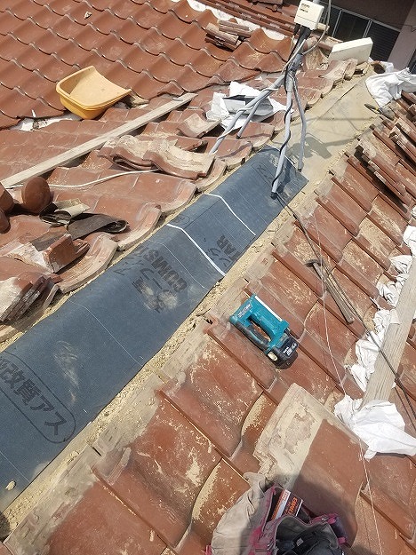 下地の準備と防水紙の施工