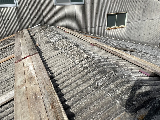 高砂市　工場屋根　アスベスト含有　大波スレートに足場板