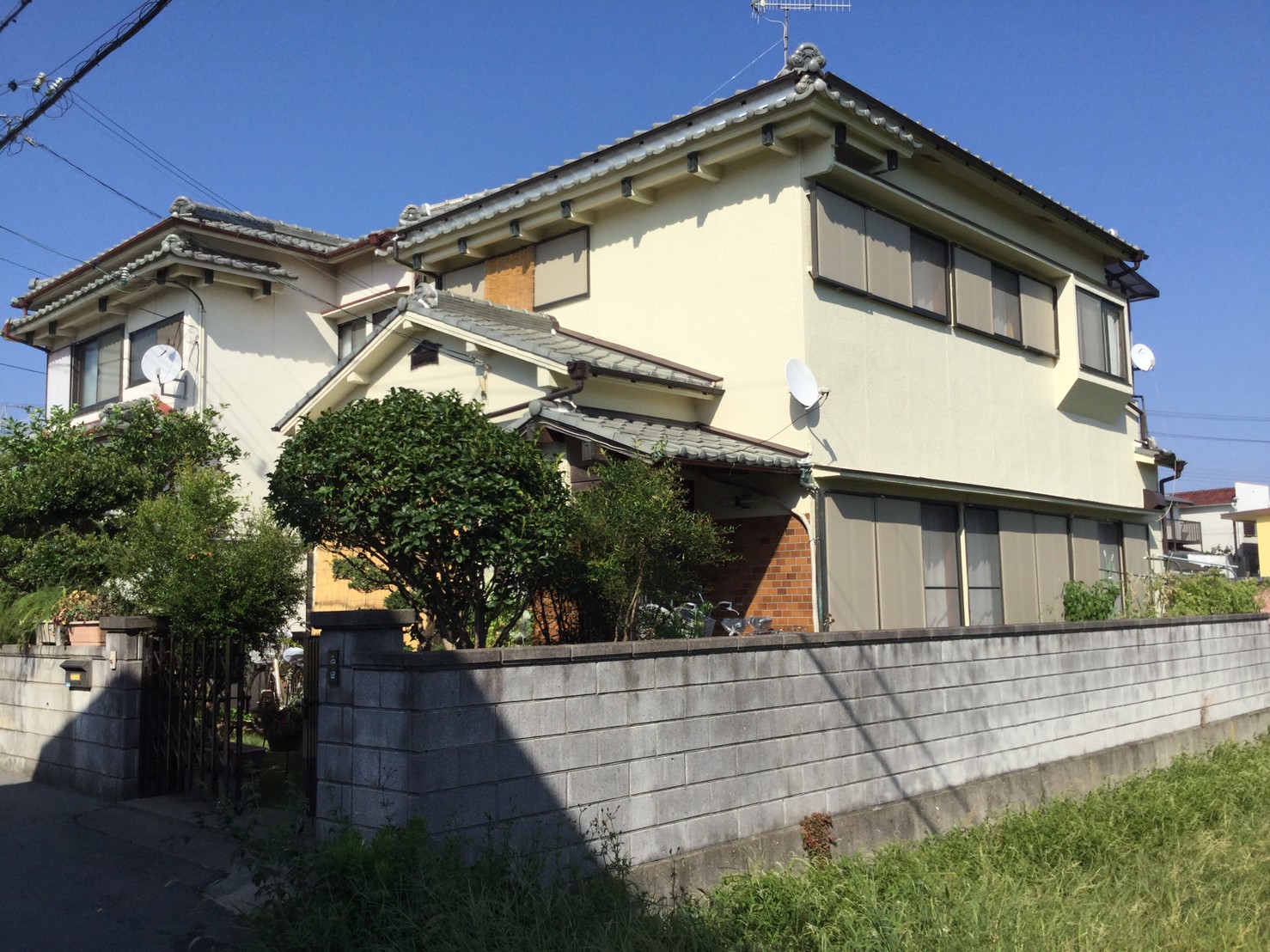 建物全景と屋根形状の確認