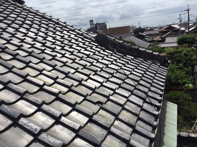 屋根面の瓦の状態を確認