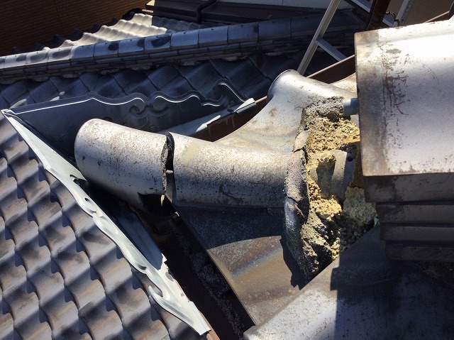 破損部の近接写真で割れと土の露出を確認