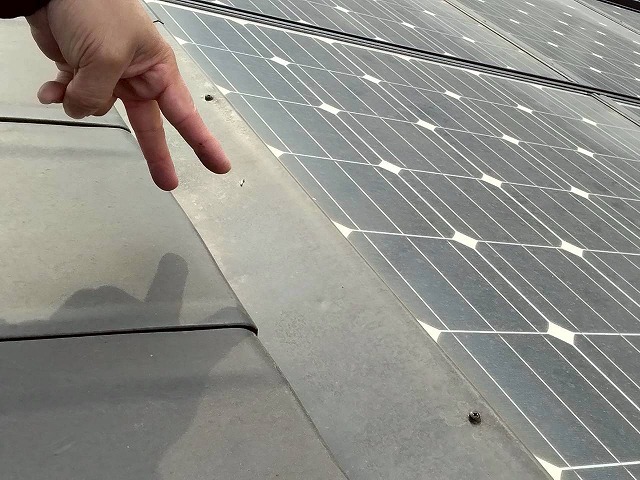 姫路市　太陽光脇の板金へこみ