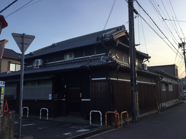 立派な入母屋屋根と交差点に面した外観の確認