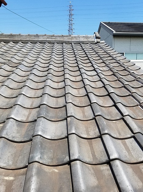 屋根面全体に見えるうねりと重なりの開き