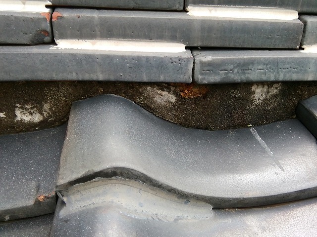 棟際の汚れと水が滞留しやすい兆候