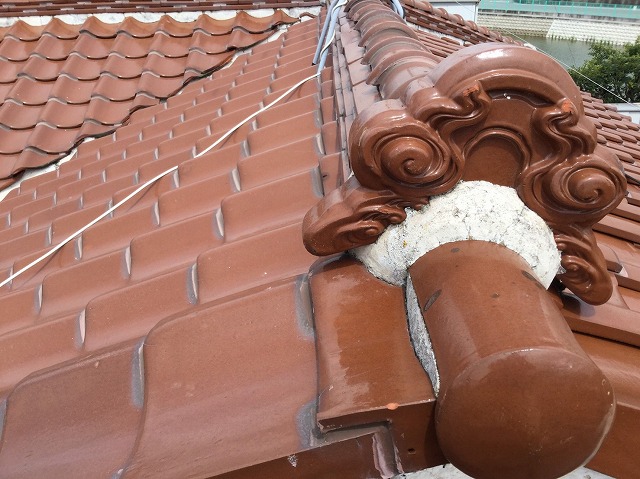 鬼瓦まわりの取り合いとラインの乱れ