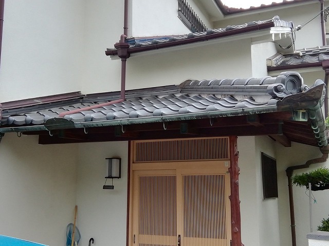 下屋根全景と棟ラインの状況