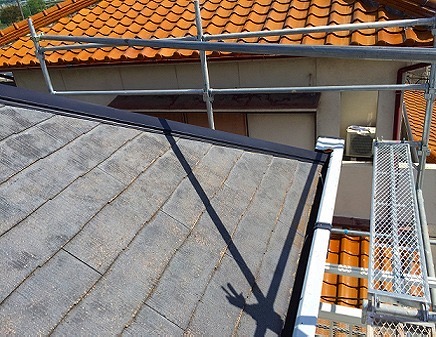 加古川市　屋根補修工事　端部キャップの納まり