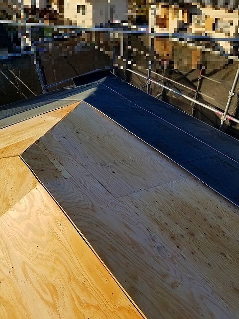 加古川市　屋根葺き替え工事　谷部の下地調整とルーフィング着手