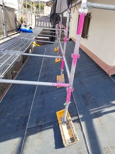 加古川市　屋根葺き替え工事　棟下地受け金物の固定（