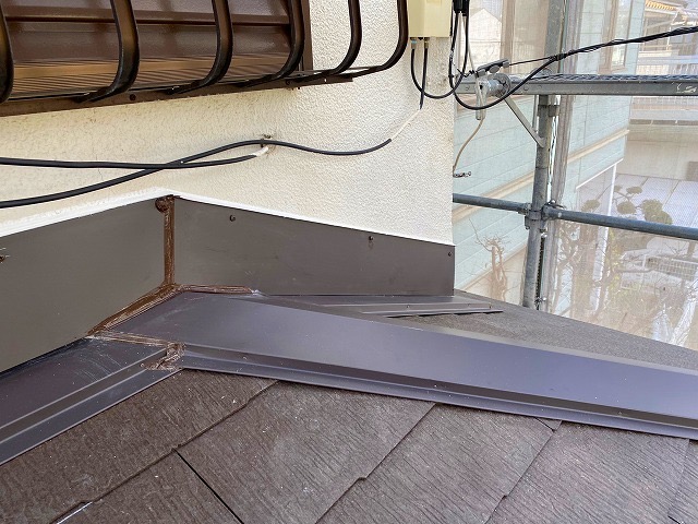 加古川市　屋根葺き替え　雨押え板金を新設