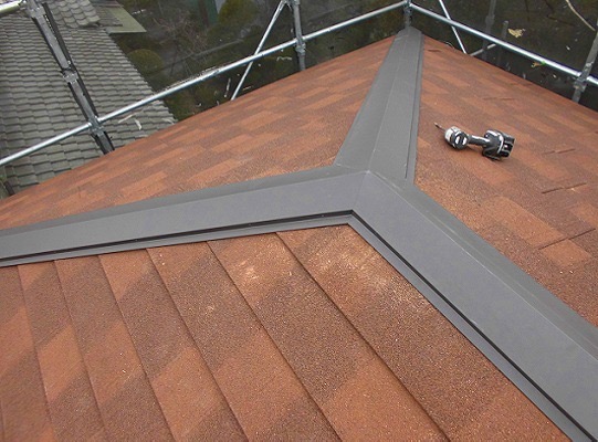 加古川市　屋根カバー工事　寄せ棟の三叉部