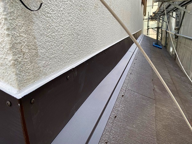 加古川市　屋根葺き替え　壁際の立ち上がりを確保した雨仕舞い