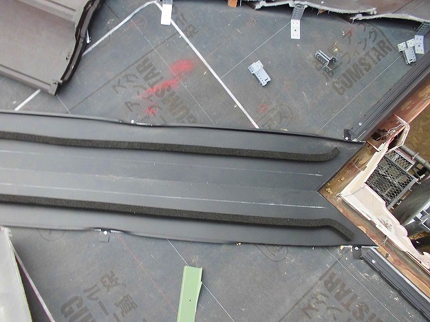 加古川市　屋根葺き替え工事　ルーガ雅の荷揚げ