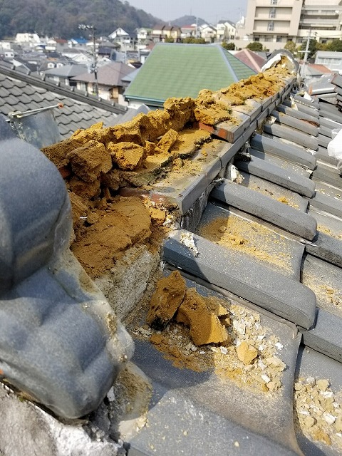 高砂市　雨漏り修理　棟土湿り気　