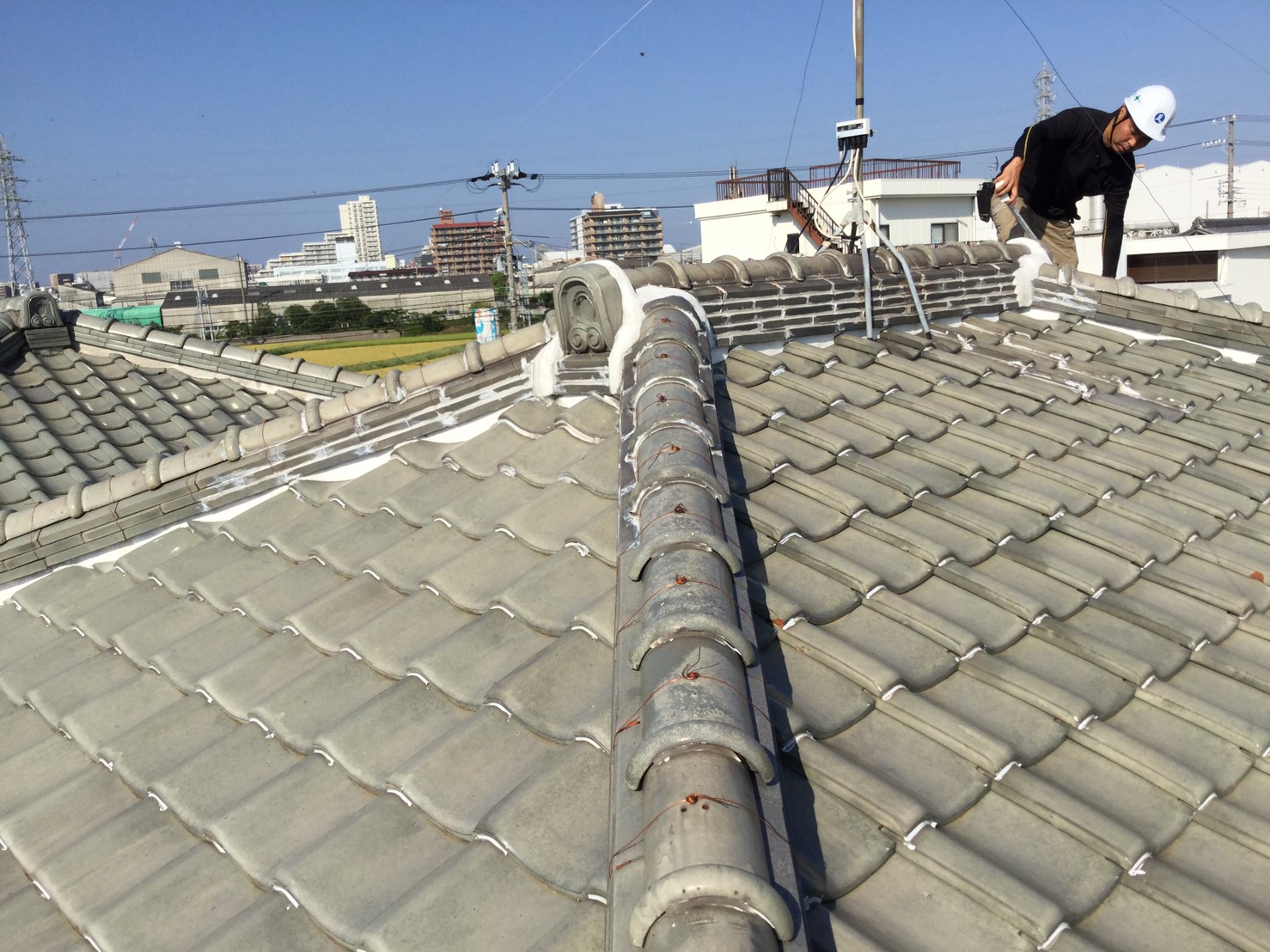 本棟まわりの状態と白いシーリング痕