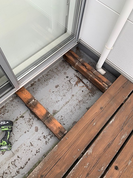 デッキを外した際に見える床面と束材