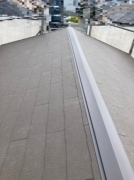 棟板金の取り付けで屋根のラインを整える