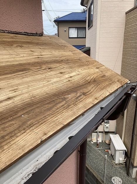 下屋根全体を素地にし、納まりのラインを整える