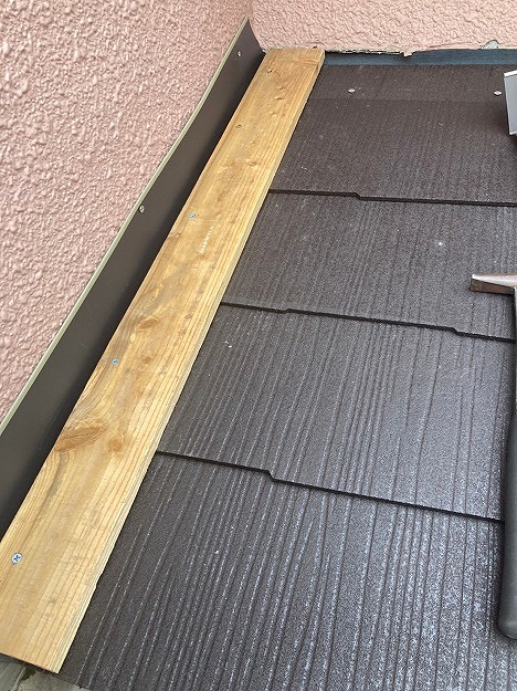 本体のカラーベストを葺き上げ、端部のラインを揃える