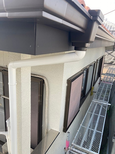 姫路市 竪樋は白色60パイで外壁に合わせ、見た目を統一