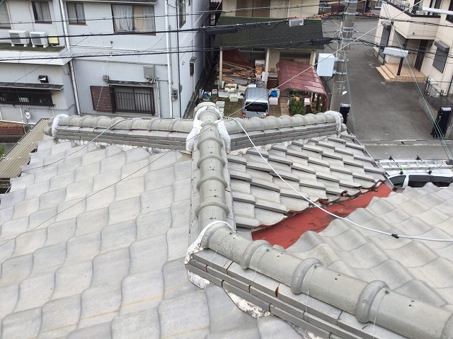 谷板金の露出と変色の状況