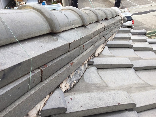 棟際の漆喰の欠けと隙間