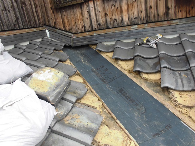 既存谷板金まわりの瓦をめくり作業スペースを確保