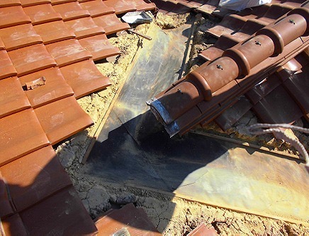 加古川市　谷板金交換　瓦を外して既存谷を露出