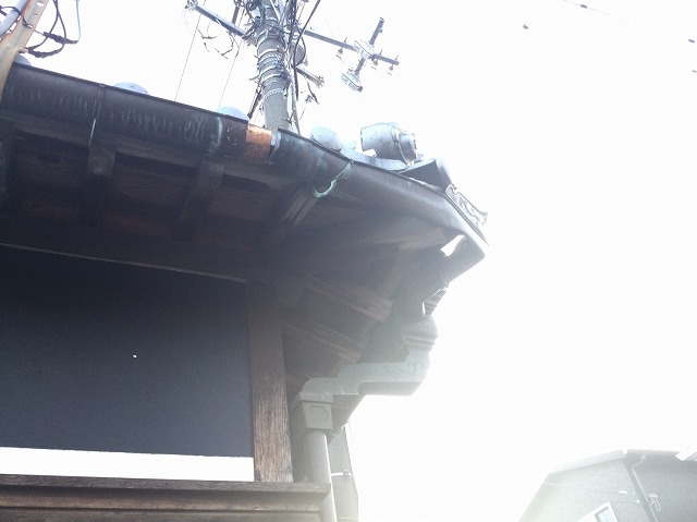 軒樋のラインの乱れと端部の納まり