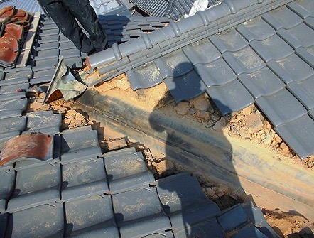 加古川市 谷板金修理 瓦撤去・清掃