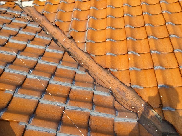 加西市　屋根補修工事　施工前の谷板金の様子