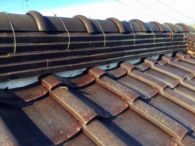 加古川市　棟積み替え（丸瓦一発仕上げ）　棟下面戸部分の劣化