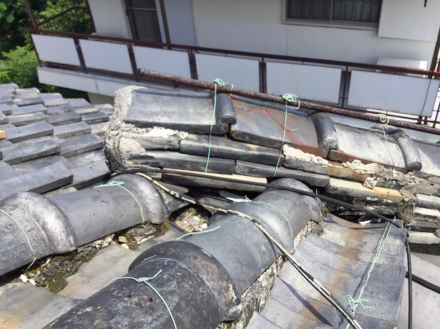 棟の端部と周辺瓦の乱れを確認