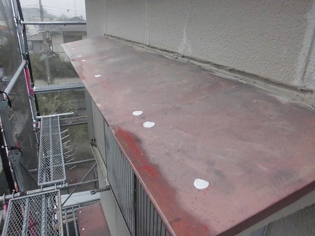 板金庇の釘浮きが疑われる状態