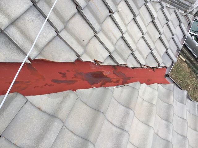 谷板金の表面劣化と雨水の通り道