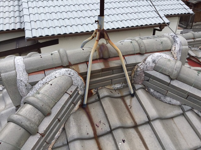 棟金具（支線）まわりとサビの跡